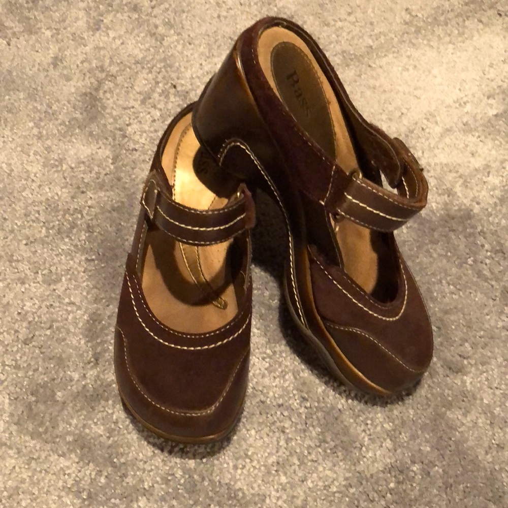 Bass size 5M Brown leather heels with adj strap